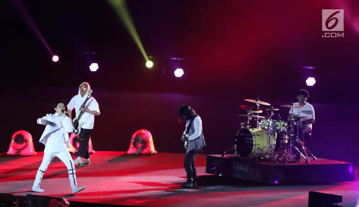 Penampilan dari grup band GIGI pada Upacara Penutupan Asian Games ke-18 Tahun 2018 di Stadion Utama GBK, Senayan, Jakarta, Minggu (2/9). Band yang digawangi Armand Maulana ini tampil dengan mengenakan baju serba putih. (Liputan6.com/Helmi Fithriansyah)
