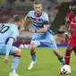 Penyerang Liverpool, Sadio Mane, berusaha melewati pemain West Ham United pada laga Liga Inggris di Stadion Anfield,  Minggu (1/11/2020). Liverpool menang dengan skor 2-1. (AP Photo/Jon Super, Pool)