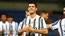 Penyerang Juventus, Alvaro Morata, melakukan selebrasi usai mencetak gol ke gawang Crotone pada laga Liga Italia di Stadion Ezio Scida, Minggu (18/10/2020). Kedua tim bermain imbang 0-0. (Francesco Mazzitello/LaPresse via AP)