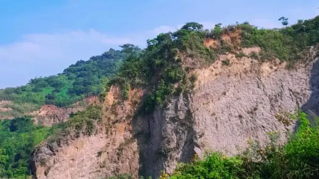 Salah satu tebing bukit di Gunung Padakasih https://www.instagram.com/p/C7TDDrDvZA4/?img_index=8&igsh=NWkydTdndzk3ZTdt