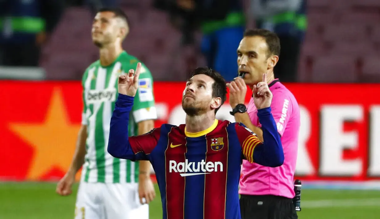 Striker Barcelona, Lionel Messi, melakukan selebrasi usai mencetak gol ke gawang Real Betis pada laga La Liga di Stadion Camp Nou, Sabtu (7/11/2020). Barca menang dengan skor 5-2.(AP/Joan Monfort)