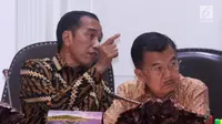 Presiden Joko Widodo (kiri) berbincang dengan Wapres Jusuf Kalla saat memimpin rapat terbatas di Kantor Presiden, Jakarta, Senin (29/4/2019). Rencana pemindahan ibu kota dilakukan demi mengurangi tingkat kepadatangan yang sudah membludak di Jakarta. (Liputan6.com/HO/Radi)