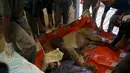 Samuni, singa delapan tahun dibawa ke klinik hewan sebelum menjalani prosedur pembedahan pengangkatan tumor dari perutnya di Ramat Gan Safari Zoo, Tel Aviv, Israel, Rabu (29/7/2015). (REUTERS/Baz Ratner) 