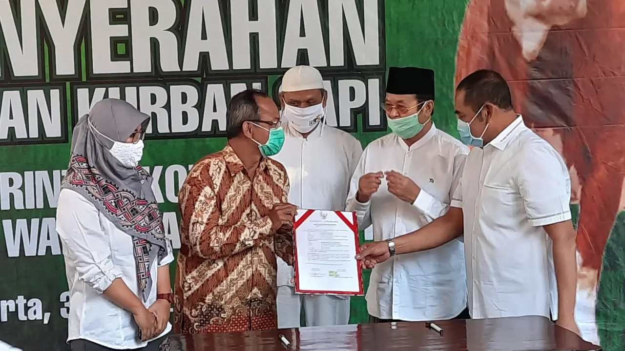 Wakil Wali Kota Solo Achmad Purnomo Serahkan Sapi Kurban