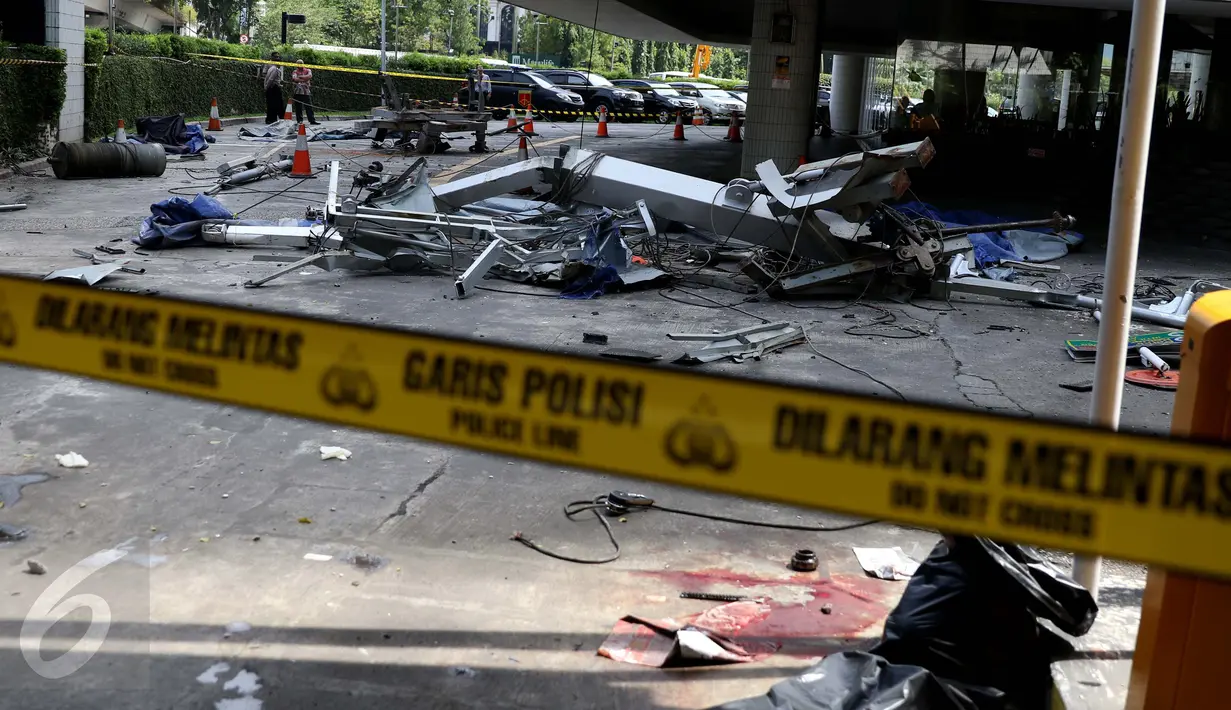 Garis polisi terpasang di dekat gondola yang jatuh dari Gedung Intiland Tower Sudirman, Tanah Abang, Jakarta, Rabu (26/10). Bangkai gondola sendiri masih belum dievakuasi dan petugas kepolisian terlihat masih berjaga dilokasi (Liputan6.com/Gempur M Surya)