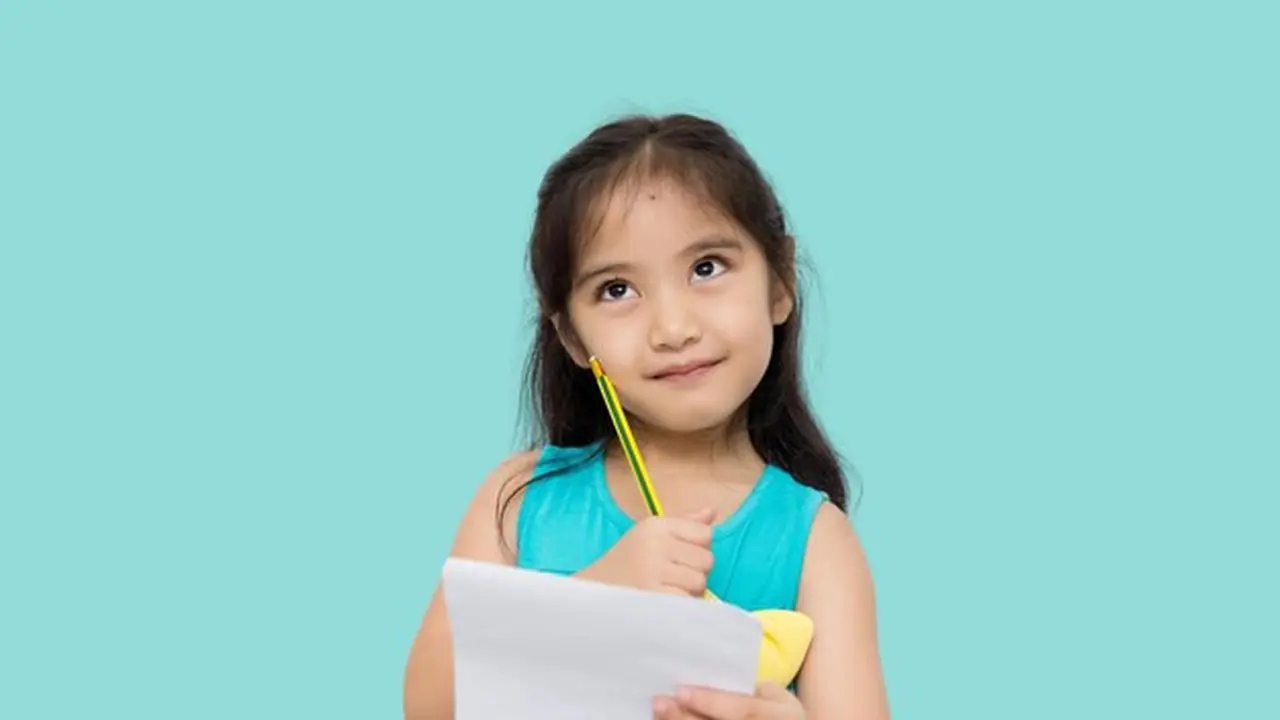 Seorang anak perempuan berbaju biru sedang berpikir sambil memegang pensil dan kertas (Foto Dok: Freepik/studioredcup)