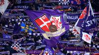 Suporter Fiorentina memberikan dukungan kepada tim kesayangan mereka pada leg kedua 16 besar Liga Europa di Stadio Olimpico, Roma, Italy (19/3/2015). AS Roma Kalah 0-3 atas Fiorentina. ( AFP PHOTO/Alberto Pizzoli)