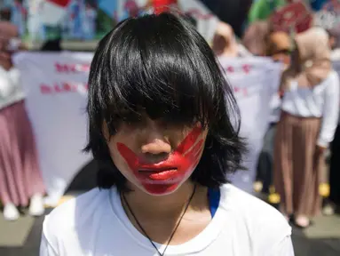 Aktivis Gerakan Perempuan Anti Kekerasan (Gerak Perempuan) di depan Kementerian Pendidikan dan Kebudayaan (Kemdikbud), Jakarta, Senin (10/2/2020). Dalam aksinya, mereka menuntut Mendikbud Nadiem Makarim untuk memecat dosen pelaku kekerasan seksual. (Liputan6.com/Faizal Fanani)