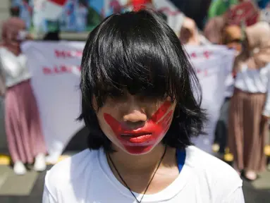 Aktivis Gerakan Perempuan Anti Kekerasan (Gerak Perempuan) di depan Kementerian Pendidikan dan Kebudayaan (Kemdikbud), Jakarta, Senin (10/2/2020). Dalam aksinya, mereka menuntut Mendikbud Nadiem Makarim untuk memecat dosen pelaku kekerasan seksual. (Liputan6.com/Faizal Fanani)