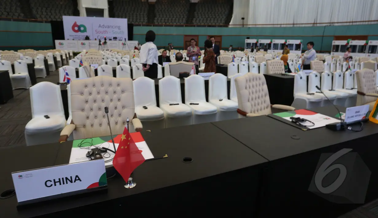 Panitia melakukan rapat kecil saat persiapan ruangan yang digunakan untuk pembukaan Asian-African Summit dalam rangka peringatan ke-60 Konferensi Asia Afrika di Jakarta Convention Centre, Jakarta, Selasa (21/4/2015). (Liputan6.com/Herman Zakharia)