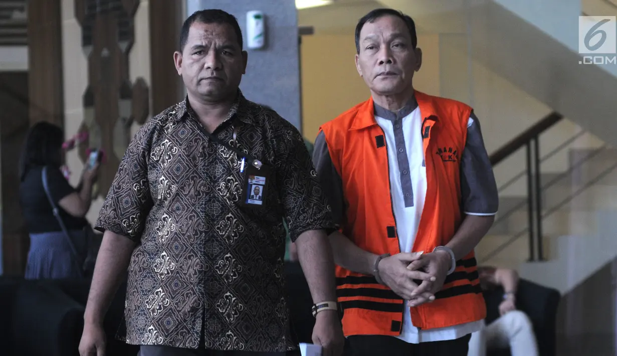 Hakim PN Balikpapan nonaktif Kayat (kanan) usai menjalani pemeriksaan di Gedung KPK, Jakarta, Jumat (30/8/2019). Kayat diperiksa sebagai tersangka untuk melengkapi berkas terkait dugaan suap memengaruhi vonis bebas Sudarman yang menjadi terdakwa dalam kasus pemalsuan surat. (merdeka.com/Dwi Narwoko)