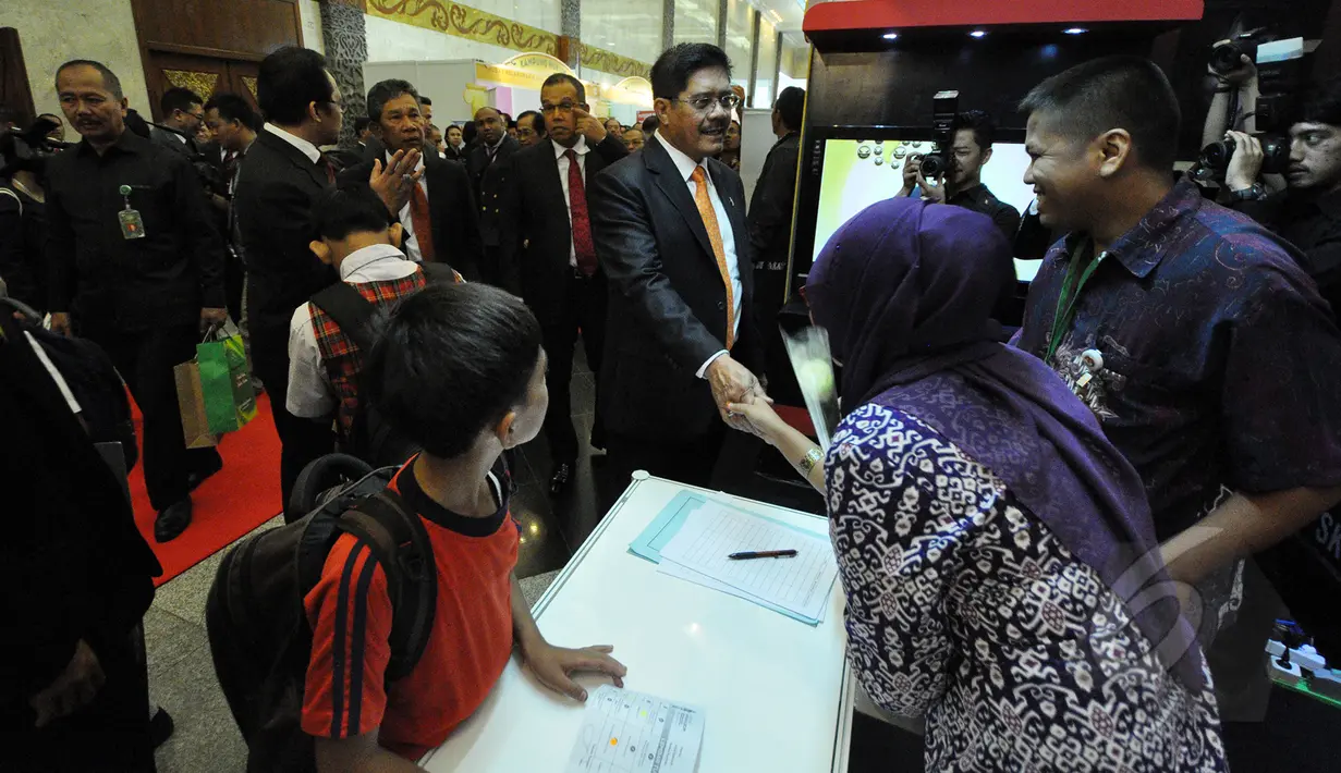 Ketua Mahkamah Agung, Hatta Ali saat mengunjungi salah satu stand exhibition di pameran 'kampung hukum' 'kampung hukum' yang bertajuk akses perlindungan hukum terhadap perempuan dan anak di JCC, Selasa (17/3/2015). (Liputan6.com/Faizal Fanani)