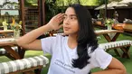 Meski tampil dengan kaos oblong sederhana, Kaneishia Yusuf terlihat stunning dengan gayanya yang kece. Jebolan The Voice Kids Indonesia ini juga kedapatan membintangi web series Teluk Alaska. (Liputan6.com/IG/@kaneishiayusuf05)