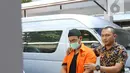 Polisi menghadirkan artis Rifat Umar dalam rilis kasus penyalahgunaan narkoba di Polda Metro Jaya, Jumat (4/10/2019). Polisi juga mengamankan dua rekan Rifat Umar, yakni seorang laki-laki dan perempuan dengan barang bukti ganja yang ditempatkan ke beberapa wadah. (Liputan6.com/Herman Zakharia)