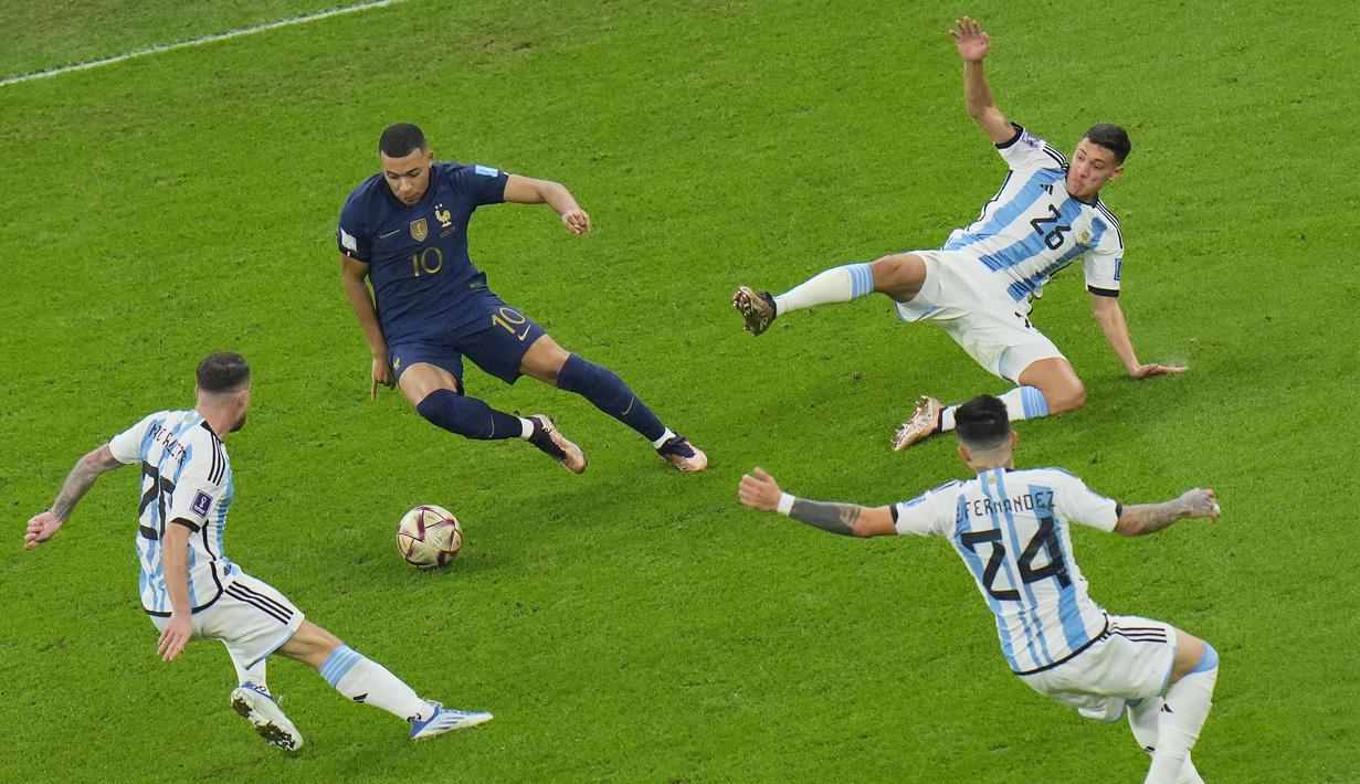 Pemain Prancis, Kylian Mbappe berusaha melewati penjagaan tiga pemain Argentina dalam pertandingan final Piala Dunia 2022. (AP Photo/Hassan Ammar)