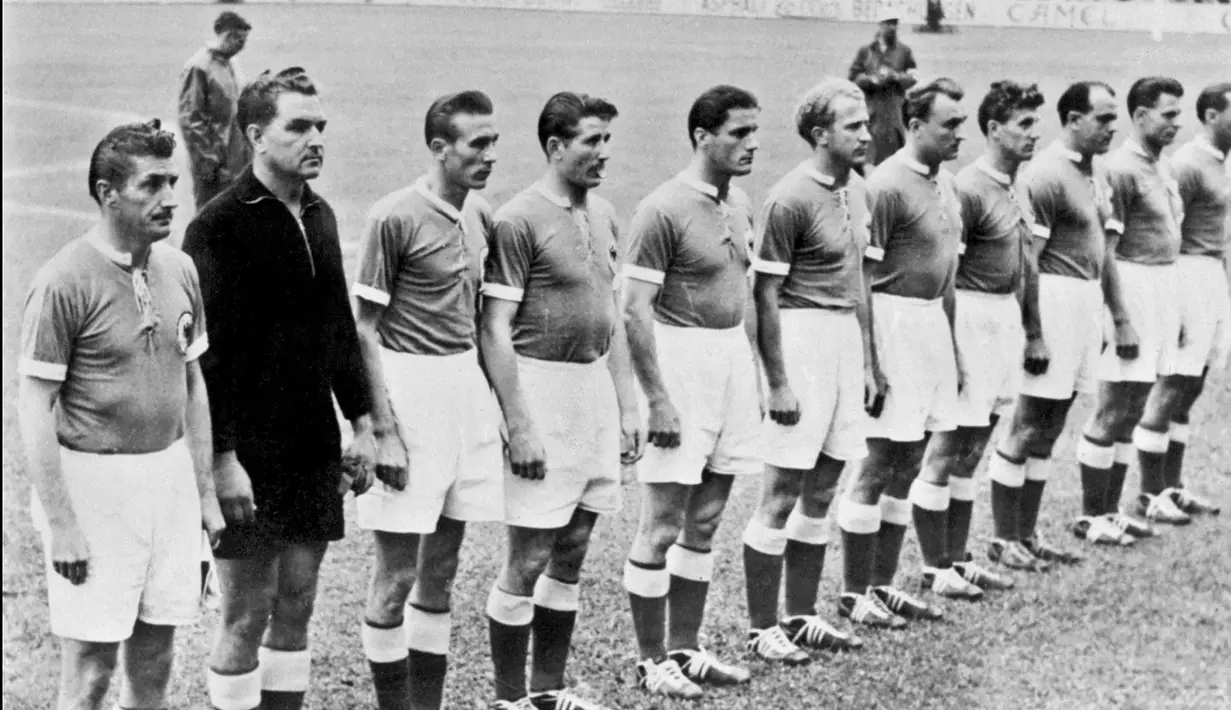 Fritz Walter (kiri). Eks gelandang serang yang wafat pada 17 Juni 2002 dalam usia 81 tahun ini menempati posisi keenam sebagai pemain terbaik Jerman sepanjang maasa. Namanya kini diabadikan dalam penghargaan Fritz Walter Medal yang diberikan kepada pemain terbaik Jerman tiap tahunnya. Bersama Timnas Jerman, ia total tampil dalam 61 laga dengan torehan 33 gol dan 9 assist dengan raihan 1 trofi, yaitu juara Piala Dunia 1954. Sementara di level klub ia hanya bermain untuk Kaiserslautern sepanjang kariernya selama 18 musim mulai 1939/1940 hingga 1958/1959 dengan meraih 2 kali juara Liga Jerman musim 1950/1951 dan 1952/1953. (AFP)