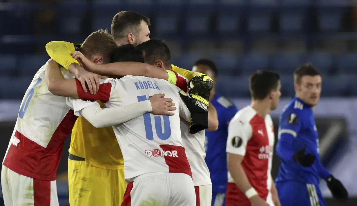 Para pemain Slavia Praha merayakan kemenangan 2-0 atas Leicester City usai berakhirnya laga leg kedua babak 32 Besar Liga Europa 2020/21 di King Power Stadium, Kamis (25/2/2021). Slavia Praha lolos ke babak 16 Besar menyingkirkan Leicester City. (AP/Rui Vieira)