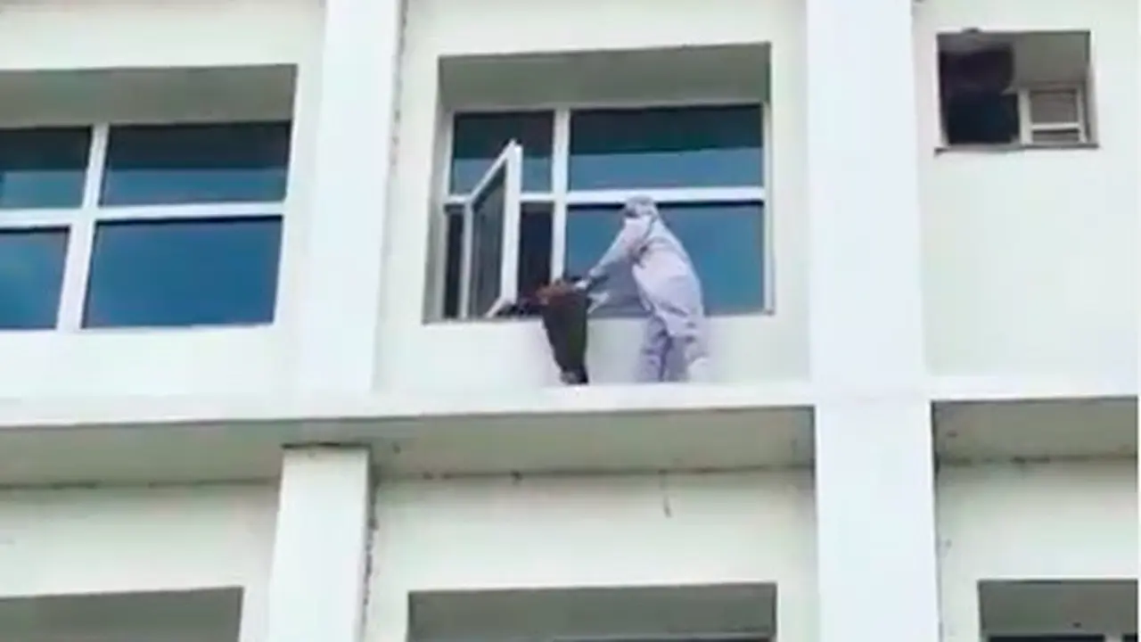Viral Aksi Heroik Dokter Selamatkan Pasien Covid-19 yang Berupaya Bunuh Diri