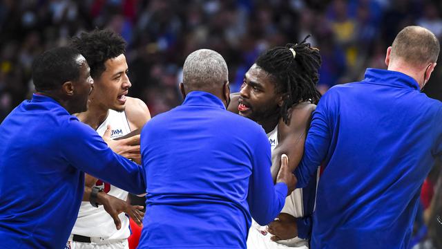 Isaiah Stewart saat mencoba menghajar LeBron James