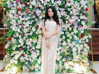 Oline Mendeng terlihat semakin cantik di usia 36 tahun. Pemeran Susi di sitkom OB ini juga tampil kece dan fashionable. (FOTO: instagram.com/olinemendeng_/)