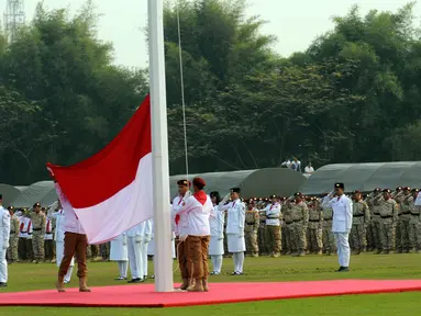 Ribuan kader Partai Gerindra melakukan upacara pengibaran bendera HUT RI ke-70 di Lapangan Nusantara Polo Club, Bogor, Jawa Barat, Senin (17/8/2015). Upacara dipimpin langsung Ketua Umum Partai Gerindra, Prabowo Subianto. (Liputan6.com/Helmi Fithriansyah)