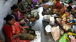 Para pekerja membuat rokok linting atau beedi di sebuah pabrik di Nizamabad, India, 10 Oktober 2019. Beedi terbuat dari campuran tembakau murah dan daun tendu kering. (NOAH SEELAM/AFP)