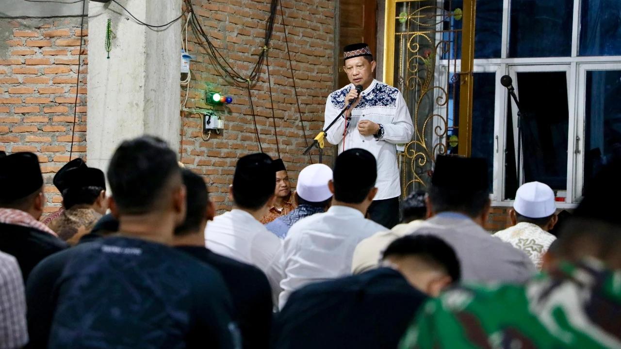 Penuh Khidmat, Kasatgas Tito Salat Tarawih Bersama Masyarakat Aceh Tamiang