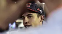 Juara bertahan MotoGP Marc Marquez usai seri pembuka musim 2017 di Qatar, Senin (27/3/2017) dinihari WIB. Marquez kecewa gagal naik podium. (AP Photo/Rafa Marrodan)