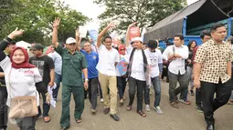 Cawagub DKI Jakarta, Sandiaga Uno dan Ustad Solmed saat tiba di Pasar Induk, Kramat Jati, Jakarta, Senin (16/1). (Liputan6.com/Yoppy Renato)
