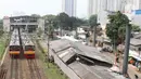 Suasana pembangunan Skywalk di hatle transjakarta  koridor 8 di kawasan Kebayoran lama, Jakarta, Rabu (24/8/2022). Pengerjaan skywalk sepanjang 500 meter  akan di hubungkan ke halte transjakarta koridor 8, koridor 13 dan stasiun kebayoran yang berlangsung sejak Maret 2022 yang di targetkan akan rampung pada bulan oktober 2022, saat ini sudah mencapai 30 persen. (Liputan6.com/Herman Zakharia)
