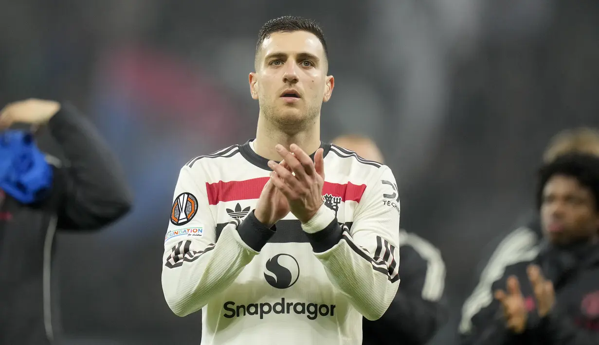 Pemain Manchester United, Diogo Dalot merayakan kemenangan timnya atas FCBS dalam laga lanjutan Liga Europa 2024/2025 di National Arena Stadium, Bucharest, Romania, Jumat (31/01/2025). (AP Photo/Andreea Alexandru)