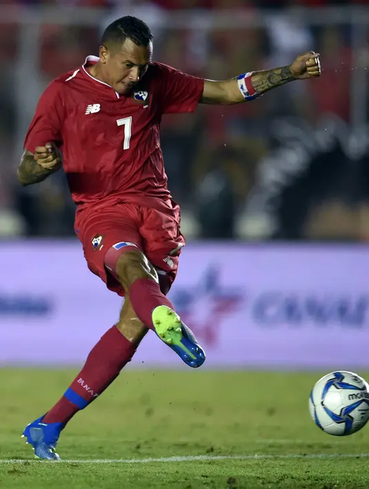 Pemain Panama, Blas Perez menendang bola saat bertanding melawan Irlandia Utara di Stadion Rommel Fernandez di Panama City 29 Mei 2018. Blas yang berusia 37 tahun telah mencetak 43 gol dalam 115 penampilan untuk negaranya. (AFP Photo/Rodrigo Arangua)