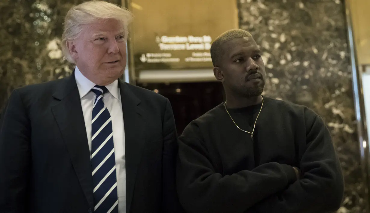 Penyanyi rap Kanye West menemui Presiden AS terpilih, Donald Trump di Trump Tower, New York, Selasa (13/12). Keduanya bertemu secara tertutup selama sekitar setengah jam untuk membahas masalah multikultural. (Drew Angerer/Getty Images/AFP)