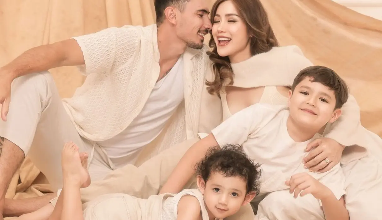 Jessica Iskandar yang tengah mengandung anak ke-3 ini pun melakoni maternity shoot bersama keluarga kecilnya. [@fdphotography90].