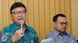 Mendagri Tjahjo Kumolo (kiri) memberikan keterangan pers di Jakarta, Senin (15/2). Rapat membahas soal tindak lanjut dan pengawasan atas pengelolaan pertambangan mineral dan batubara serta sektor energi tahun 2016. (Liputan6.com/Helmi Afandi)    