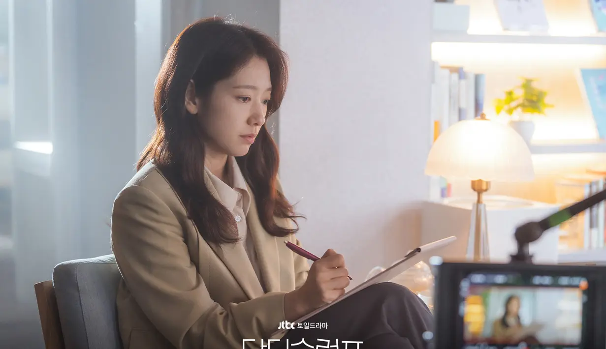 Sementara itu, Park Shin Hye akan berperan sebagai Nam Ha Neul, seorang ahli anestesi gila kerja yang menderita sindrom kelelahan. (Foto: Instgaram/ jtbcdrama)