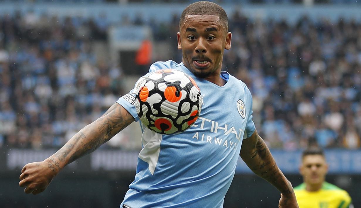Gabriel Jesus. Striker Brasil berusia 24 tahun yang kini memasuki musim ke-6 bersama Manchester City sejak didatangkan dari Palmeiras pada musim 2016/2017 total telah mencetak 52 gol dari 151 laga di Liga Inggris. Tanpa hattrick, raihan terbaiknya adalah 8 kali brace. (AFP/Adrian Dennis)