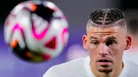 Pemain Manchester City Kalvin Phillips menyundul bola saat sesi latihan di Stadion King Abdullah Sports City, Jeddah, Arab Saudi, Senin (18/12/2023). Manchester City akan melawan Urawa Red Diamonds pada pertandingan sepak bola semifinal Piala Dunia Antarklub 2023, Selasa 19 Desember. (AP Photo/Manu Fernandez)