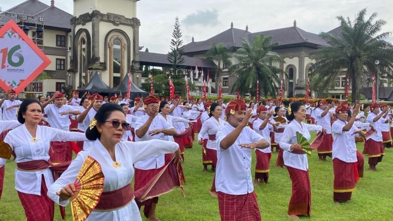 Semangat Lansia Badung Meriahkan HUT Kota Mangupura Lewat Tari Janger