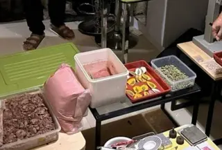 Polisi mengungkap adanya laboratorium gelap pembuatan narkotika jenis ekstasi dan happy water di Apartemen kawasan Cipinang, Jakarta Timur. (Foto: Antara)