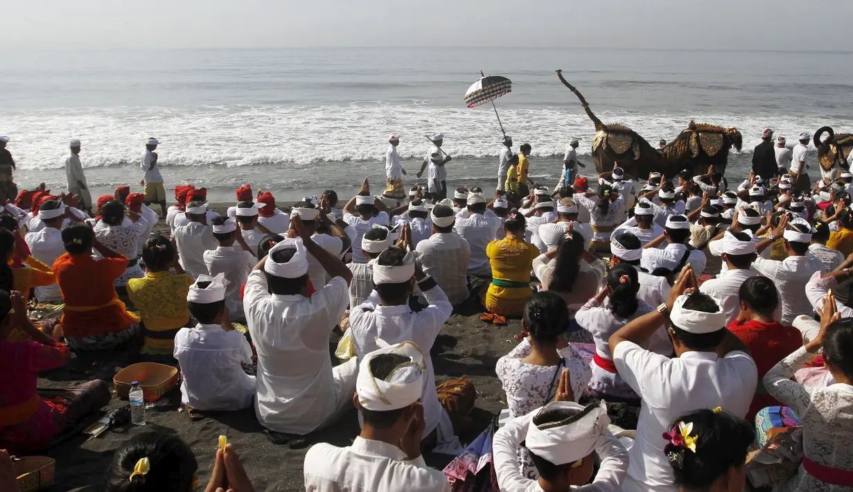 Sejumlah umat Hindu melakukan upacara Melasti jelang perayaan Nyepi di Gianyar, Bali, Minggu (6/3/2016). Upacara Melasti dilaksanakan di pinggir pantai dengan tujuan mensucikan diri dari segala perbuatan buruk pada masa lalu. (Reuters/ Roni Bintang)