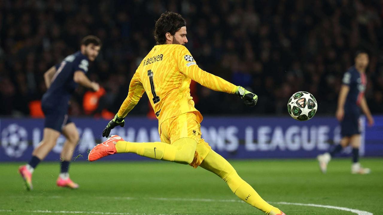 Aksi Alisson Becker tahan gempuran PSG