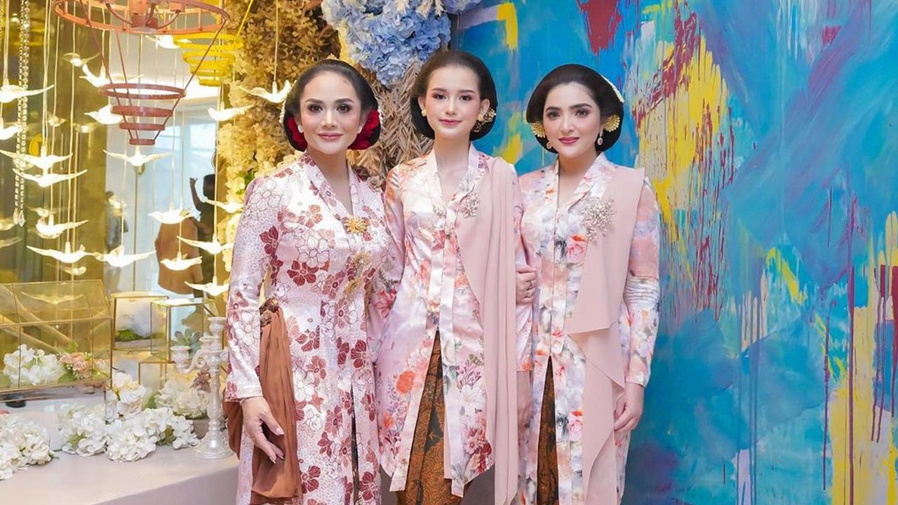 Tulis Surat untuk Calon Mertua, Ini Potret Kedekatan Sarah Menzel dan Ashanty