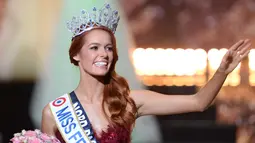 Ekspresi Maeva Coucke setelah menerima mahkota Miss France 2018 di Chateauroux, Prancis tengah (16/12). Gadis 23 tahun ini memulai karirnya di tahun 2013, saat dinobatkan sebagai Miss Boulogne 2013. (AFP Photo/Guillaume Souvant)