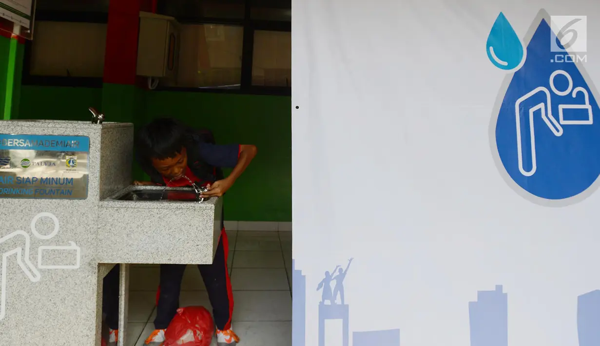 Siswa meminum air bersih langsung dari keran di SDN 03 dan SDN 04 Penjaringan, Jakarta, Jumat (22/3). Kegiatan ini bertujuan menyediakan air siap minum yang higenis dan bersih bagi siswa serta guru. (merdeka.com/Imam Buhori)