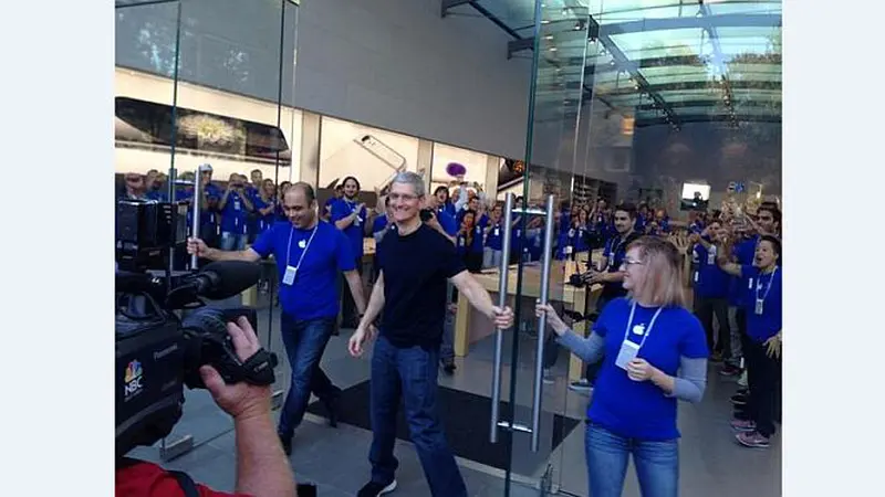 CEO Apple Tim Cook saat membuka pintu Apple Store (Foto: Kiet Do via Twitter)