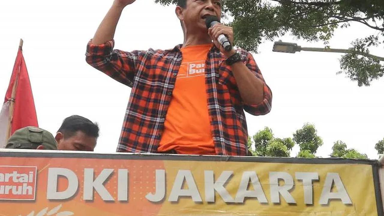 Perwakilan demonstran berorasi saat menggelar aksi unjuk rasa kenaikan upah di depan Balai Kota DKI Jakarta, Selasa (28/11/2023).