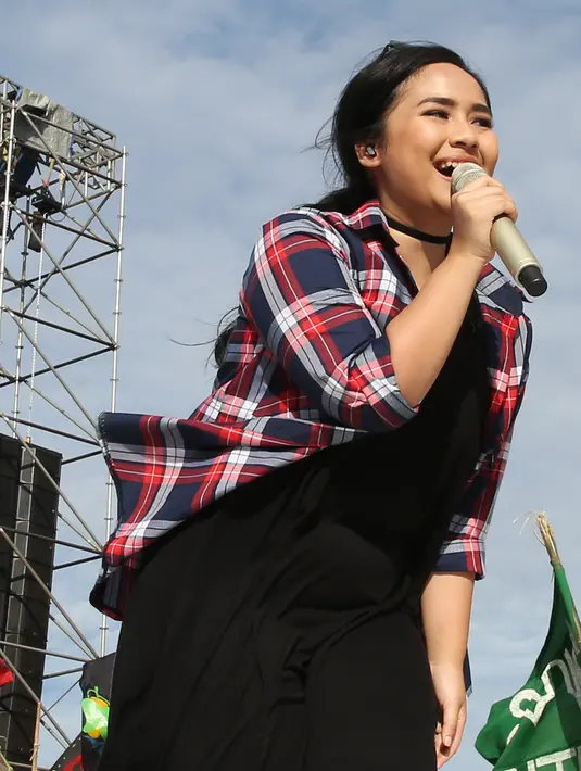 Penyanyi muda bertalenta, Gita Gutawa. Pada siang itu, ia duet perdana dengan grup musik Slank. Gita dan Slank berkolaborasi membawakan lagu dangdut Pandangan Pertama. (Bambang E. Ros/Bintang.com)