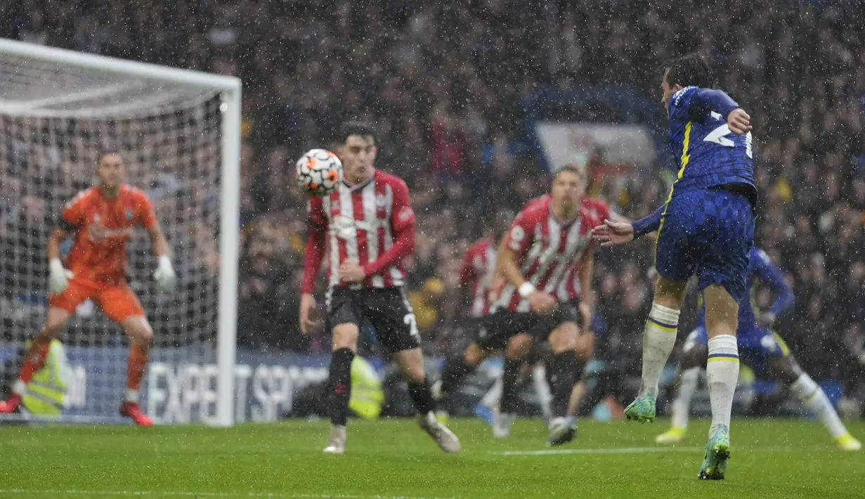 Chelsea kembali mencetak gol untuk menjauh 3-1 pada menit ke-89 memanfaatkan bola muntah hasil sepakan Romelu Lukaku dan Cesar Azpilicueta yang masih membentur tiang gawang. Skor 3-1 bertahan hingga akhir laga. (AP/Kirsty Wigglesworth)