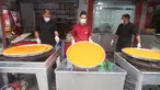 Warga membuat penganan manis tradisional yang dikenal dengan nama Qatayef di Kota Rafah, Jalur Gaza, Palestina, Senin (27/4/2020). Qatayef adalah sejenis makanan penutup yang biasa dibuat saat bulan suci Ramadan. (Xinhua/Khaled Omar)